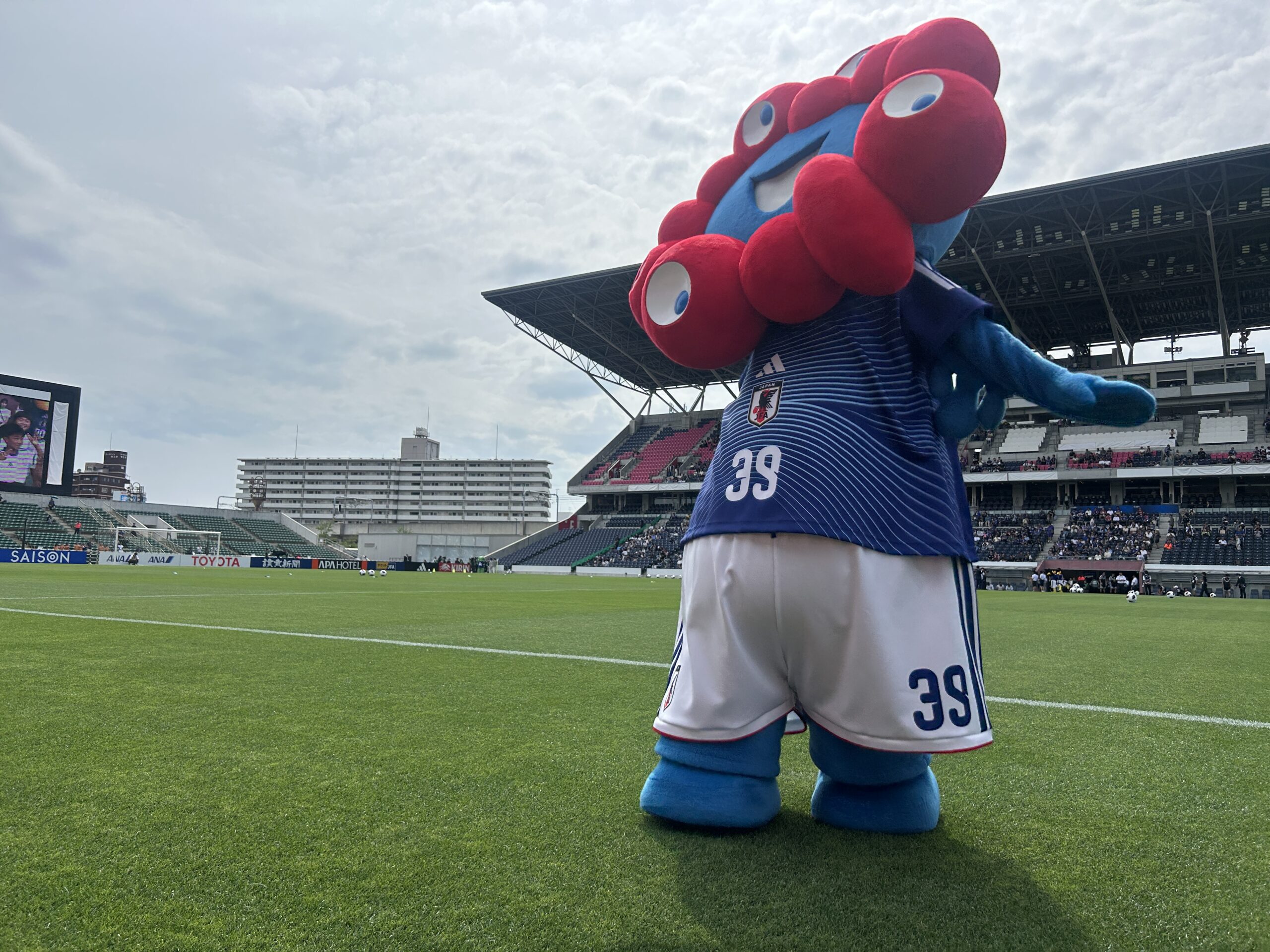 ミャクミャクだより:なでしこジャパンの試合会場へ!